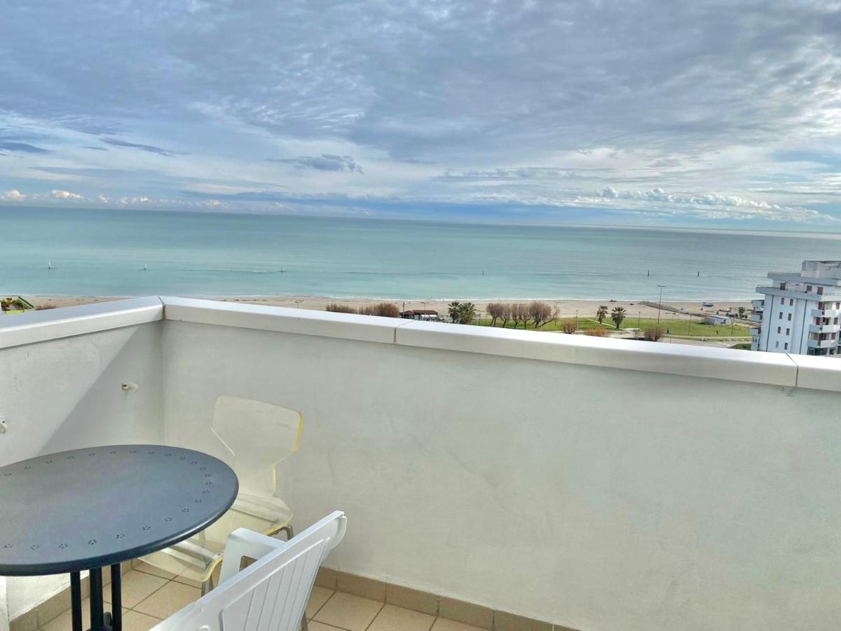 Punto Di Osservazione Lido di Fermo Buitenkant foto