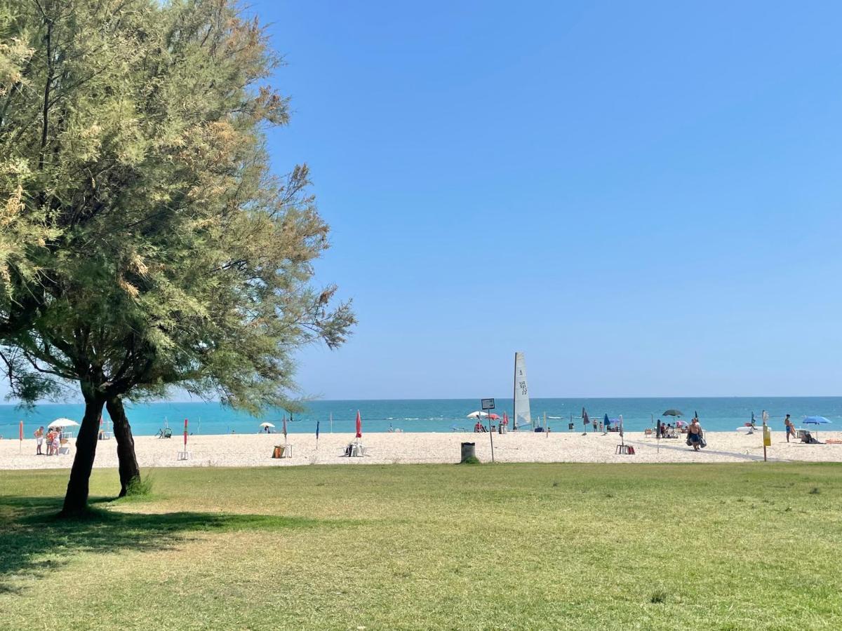 Punto Di Osservazione Lido di Fermo Buitenkant foto